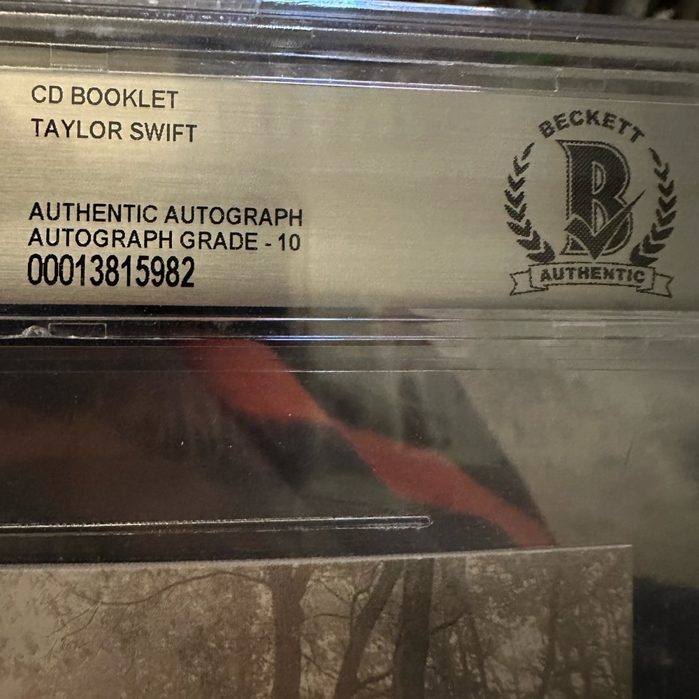 Taylor Swift Signed Folklore CD Booklet Cover Beckett Slabbed Autograph - Picture 4 of 5